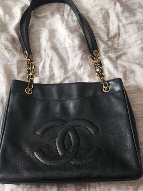 CHANEL VINTAGE Black Quilted CC-Logo Chain Shoulder Bag with Gold Hardware